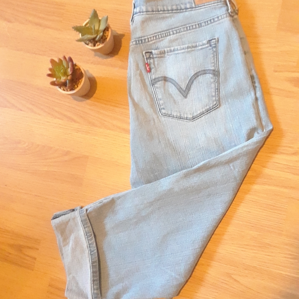 Levis 515 Capris Light Wash Size 6